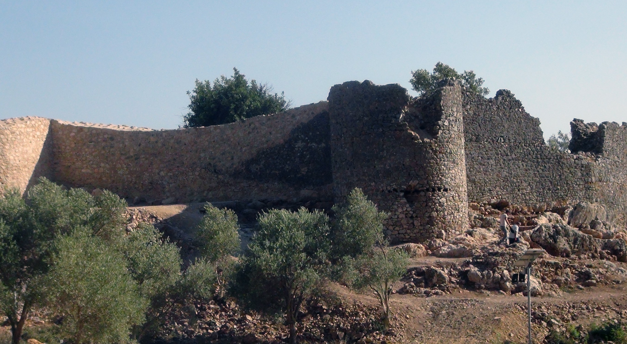 10 aylık kazı çalışması sonucu kale surları ortaya çıktı